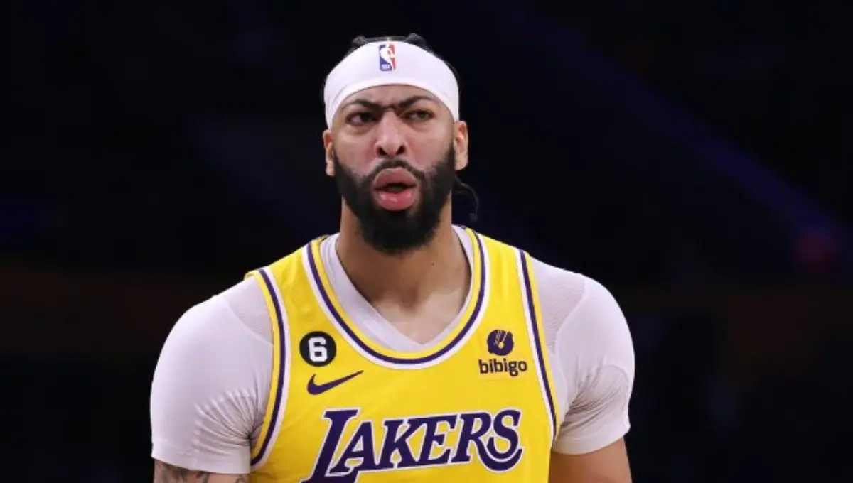Anthony Davis ha demostrado constantemente su calidad en la NBA, y a pesar de que sufre constantemente lesiones, es la esperanza de Los Angeles Lakers para poder regresar al título y por eso le pagan 37.9 millones de dólares por año.