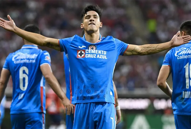 Tras sus buenas actuaciones con Cruz Azul y Selecci&oacute;n Mexicana, Uriel Antuna tendr&iacute;a ofertas para regresar a Europa.