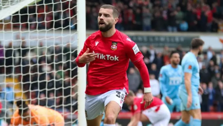 Elliot Lee anotó doblete para que el Wrexham se coronara campeón. <br>@Wrexham_AFC