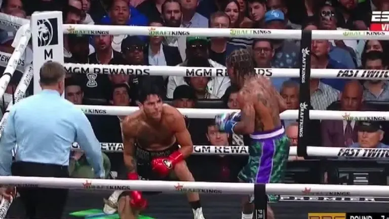 Gervonta hizo arrodillar a su rival. (Screenshot)