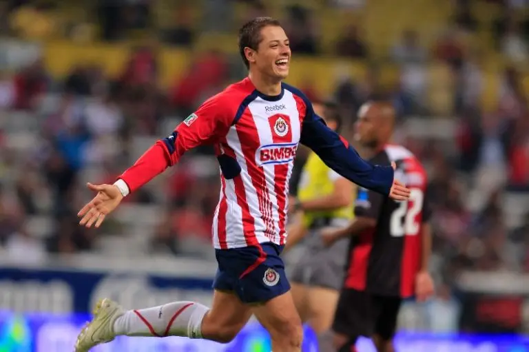Chicharito Hernández dijo que rechazaría jugar con el América por su amor a Chivas - Twitter @Chivas