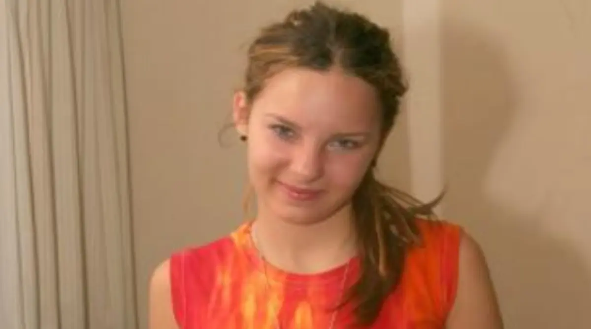 Un año después saldría al aire Cómplices al Rescate, melodrama con el que su carrera despegó al interpretar a dos personajes, pero que decidió abandonar para dedicarse a su carrera musical.