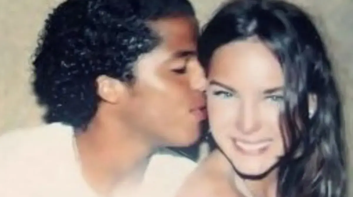 El delantero incluso le dedicaba sus goles, pero en mayo de 2010 Belinda comunicó en redes sociales que se habían separado, aunque hasta el 2014 fue que los rumores de su regreso seguían presentes por sus interacciones cariñosas y porque ella lo llamó 'el amor de su vida'. 