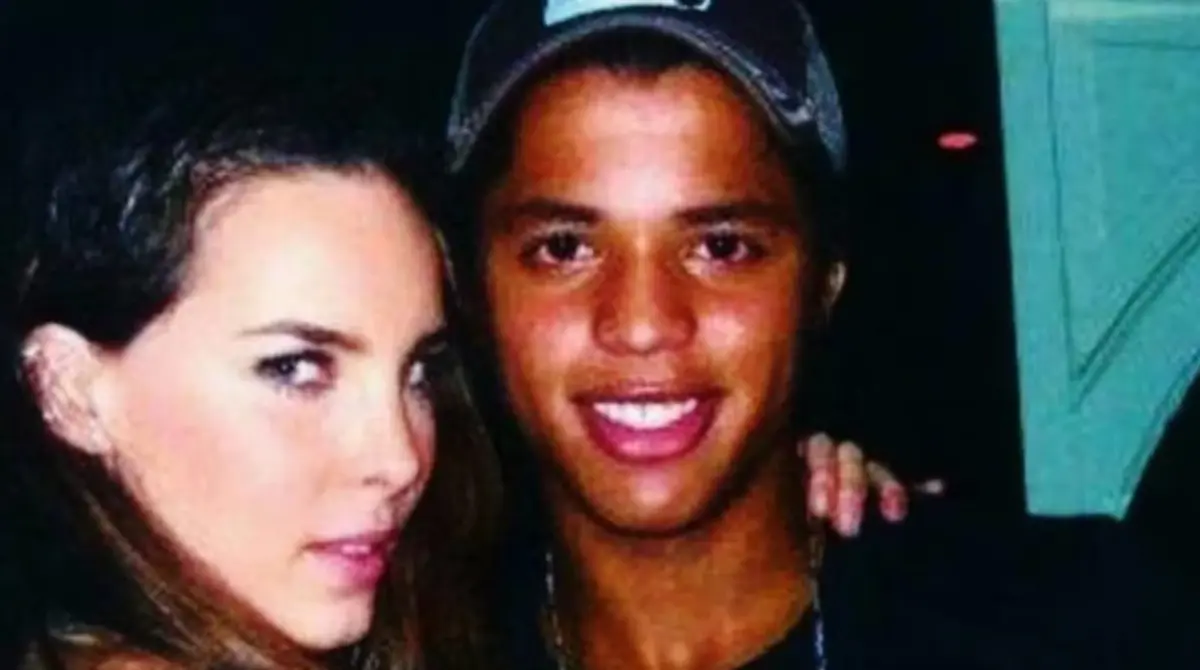 Mientras se encontraba en su momento top como cantante, Belinda inició una relación con el entonces jugador del Tottenham y la Selección Mexicana, Giovani Dos Santos, luego de un reencuentro en la CDMX en 2008. 