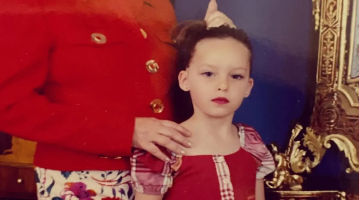 La cantante asistió a castings desde los cuatro años de edad, y aunque al principio solo era considerada para comerciales, poco tiempo después llegó su oportunidad en las telenovelas de Televisa.