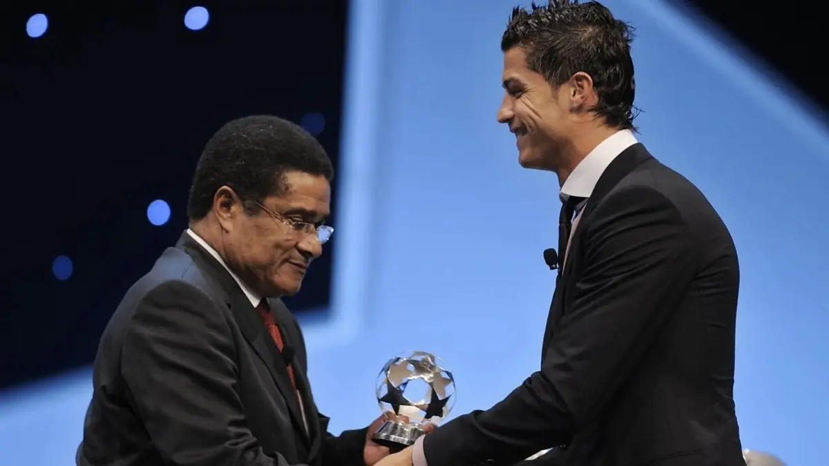Cristiano Ronaldo creci&oacute; con la figura de Eusebio como m&aacute;ximo exponente del futbol portugu&eacute;s, declar&aacute;ndolo como su &iacute;dolo a principios de su carrera, situaci&oacute;n que incluso provoc&oacute; que la leyenda lo acompa&ntilde;ara en varios momentos de su ascenso.