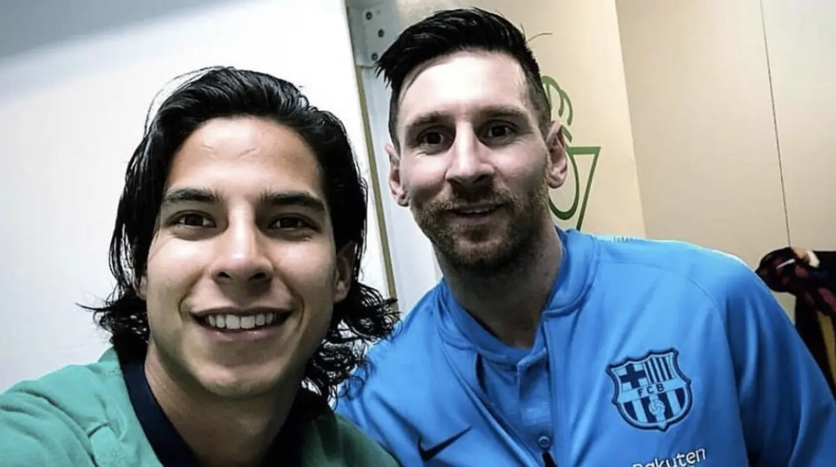 En octubre de 2021, Diego Lainez revel&oacute; para ESPN que Lionel Messi es su &iacute;dolo desde que era un ni&ntilde;o, situaci&oacute;n por la que se puso nervioso al conocerlo durante un Betis vs Barcelona. 'Mi jugador favorito desde peque&ntilde;o es Messi. Crec&iacute; vi&eacute;ndolo jugar'.