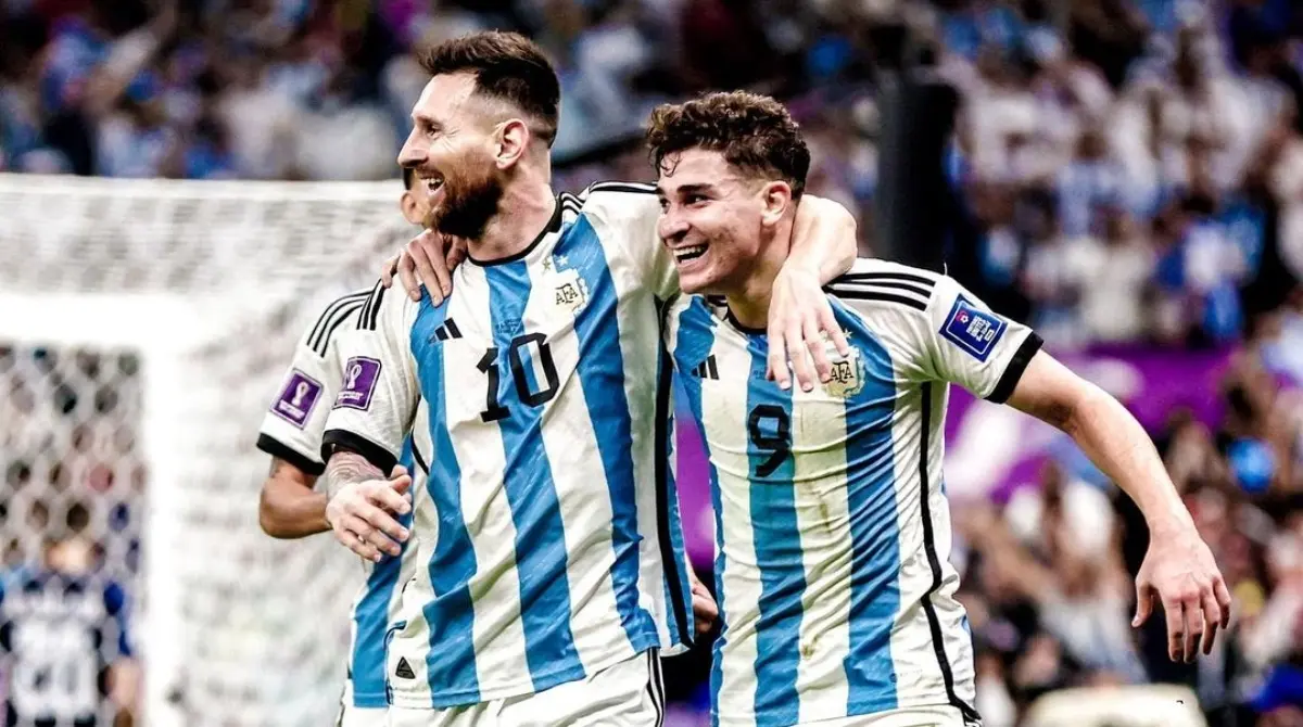 Juli&aacute;n &Aacute;lvarez cumpli&oacute; su sue&ntilde;o de ni&ntilde;o al jugar con Lionel Messi en la Selecci&oacute;n de Argentina, pero de igual manera por ser campe&oacute;n del mundo a su lado; en una entrevista con la AFA, la 'Ara&ntilde;a' cit&oacute;: 'Leo siempre ha sido mi &iacute;dolo, es un sue&ntilde;o jugar con &eacute;l'.