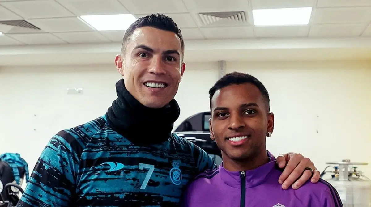 Desde su llegada al Real Madrid, Rodrygo Goes asegur&oacute; que Cristiano Ronaldo era su m&aacute;s grande &iacute;dolo en el futbol. Durante el Final Four de la Supercopa de Espa&ntilde;a, en enero de 2023, tuvo la oportunidad de conocerlo y se mostr&oacute; nervioso; posteriormente en abril del mismo a&ntilde;o, festej&oacute; como 'CR7' en Stamford Bridge y al final del juego reconoci&oacute; haber festejado como su &iacute;dolo: 'Pens&eacute; r&aacute;pido en mi &iacute;dolo Cristiano Ronaldo'.