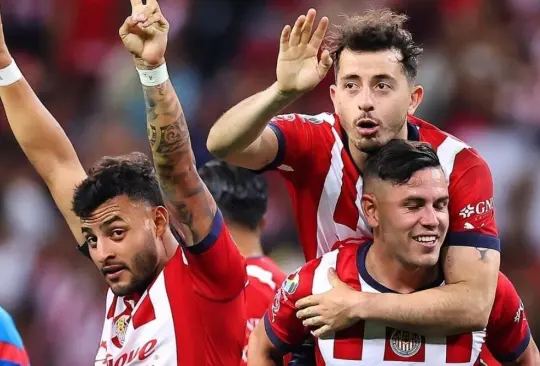 Chivas celebra la victoria ante Mazatlán.