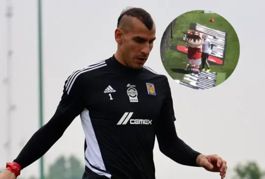 Nahuel Guzmñan tuvo un encontronazo con la mascota de Toluca Nahuel Guzmñan tuvo un encontronazo con la mascota de Toluca