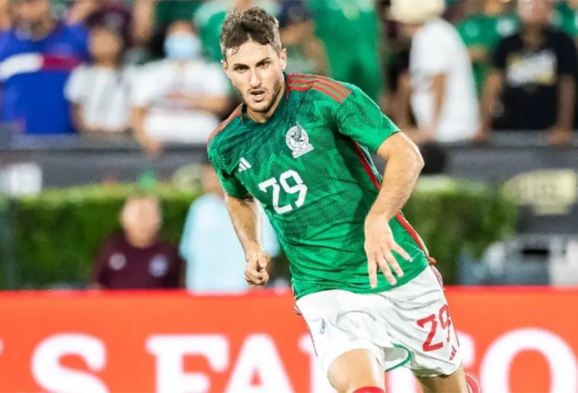 Un diario sudamericano public&oacute; la historia de Santiago Gim&eacute;nez y los aficionados se enfrascaron en una discusi&oacute;n en redes sociales. 