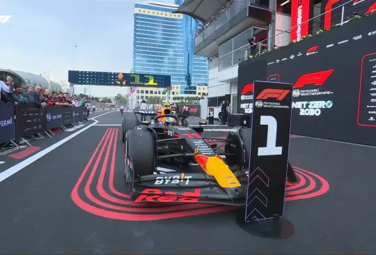 Sergio Checo Pérez cerró un fin de semana perfecto y se coronó en el GP de Azerbaiyán donde superó en una pelea mano a mano a Max Verstappen.