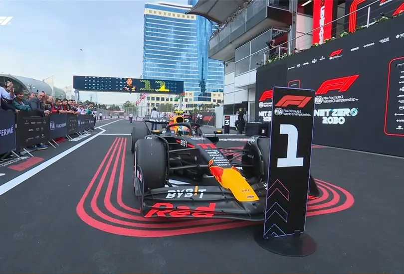 Sergio Checo P&eacute;rez cerr&oacute; un fin de semana perfecto y se coron&oacute; en el GP de Azerbaiy&aacute;n donde super&oacute; en una pelea mano a mano a Max Verstappen.