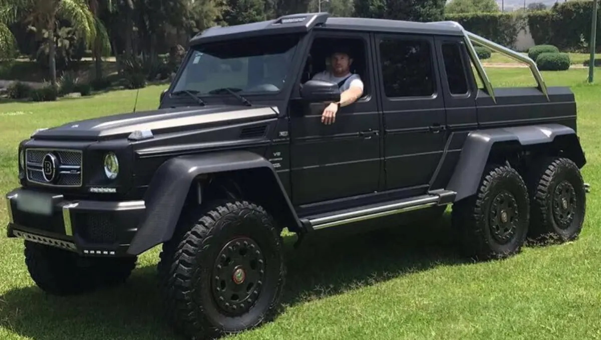 Otro de los autos 6x6 que tiene el pugilista en su garage es el Mercedes-Benz G63 AMG, que fue una edición limitada que fue lanzada en el 2013 y tiene precio entre los 15 y 25 millones de pesos, por lo que se considera de lujo.