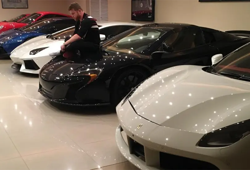 Sa&uacute;l Canelo &Aacute;lcarez aprovech&oacute; sus grandes ganancias en el boxeo para poder demostrar una de sus grandes aficiones, que es la colecci&oacute;n de autos de lujo, pues hay exclusivos y costosos que pocos pueden tener.