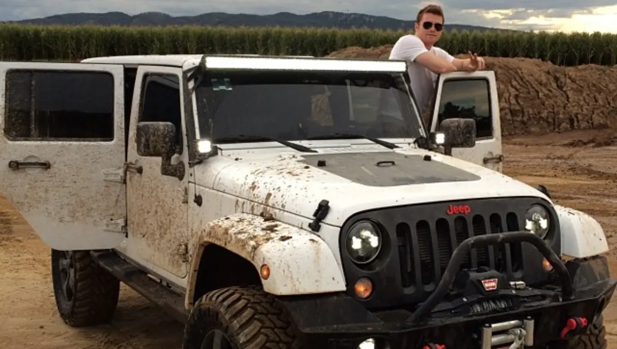 Saúl 'Canelo' Álvarez es un seguidor de los autos todo terreno, por lo que también se hizo de la Jeep Wrangles Ultemeted Rubicon, donde por fuera se ve imponente, pero por dentro es cómoda para disfrutar del camino.