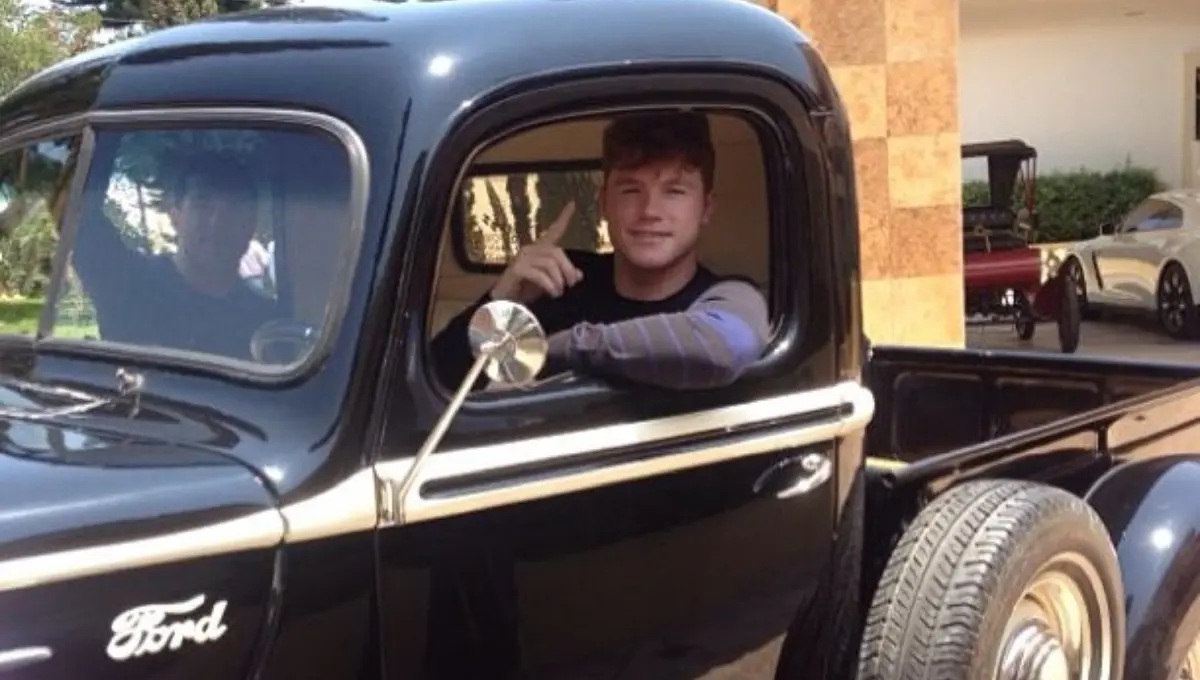 No todos los autos del 'Canelo' Álvarez valen millones de dólares, un ejemplo es el Ford F Series 1948, el cual arregló en su totalidad para que fuera funcional, debido a que lo hacía sentir como en el inicio de sus raíces y por su fanatismo por los autos clásicos, por el que pagó 15 mil dólares.