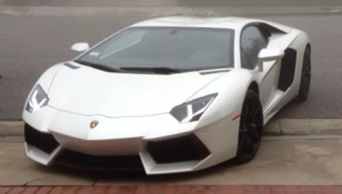 El Lamborghini Aventador SVJ es una edición limitada, pues solamente hay 800 modelos de este auto, su valor ronda los 11 y 12 millones de pesos, además de que es especial, porque es uno de los primeros autos que presumió el pugilista en el 2015, por lo que lo seguiría teniendo en su cochera.