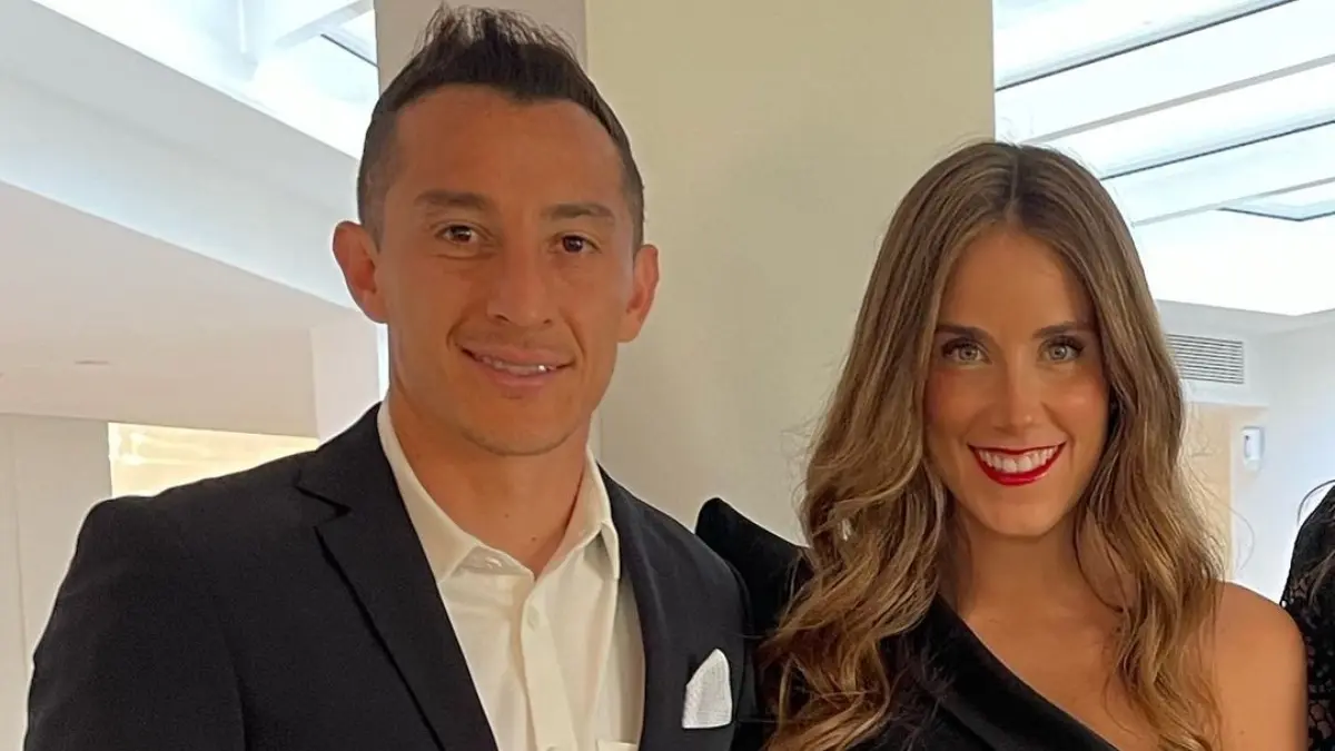 Pero luego de conocer y casarse con el futbolista mexicano, se ha dedicado a las redes sociales porque está muy activa en estas plataformas, y maneja la fundación de su esposo.