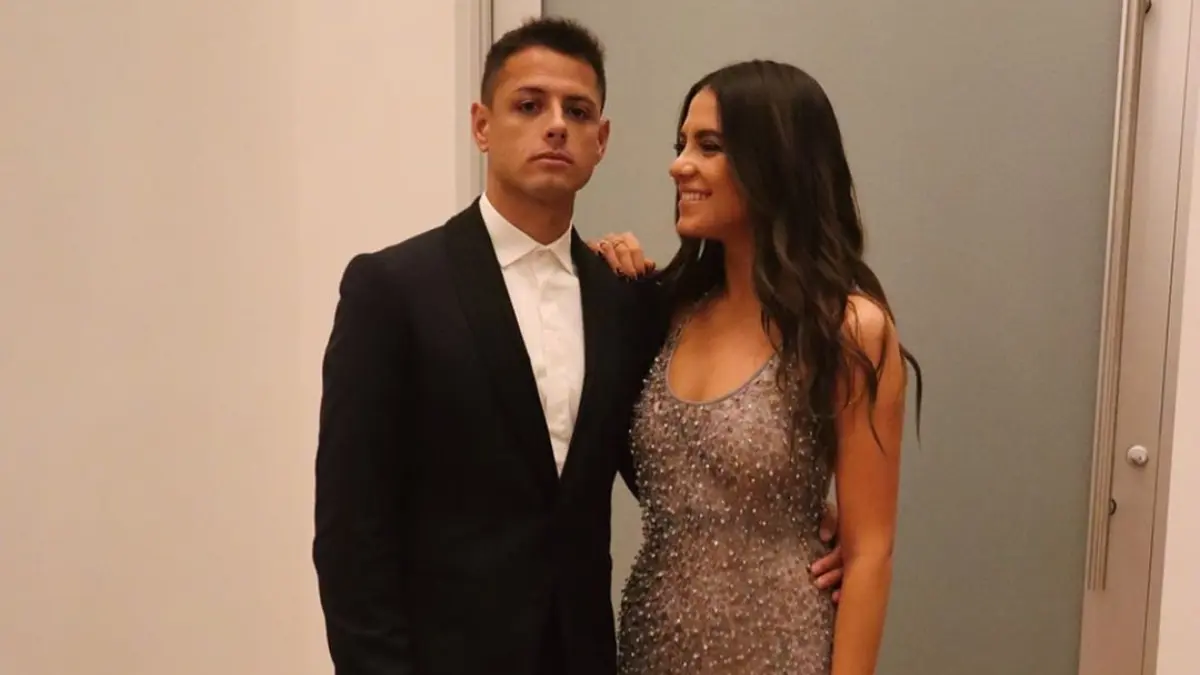 La primera relación significativa de ´Chicharito´ Hernández fue con la modelo australiana Sarah Kohan, quien conoció en julio del 2018 y al poco tiempo se casaron, además que tuvieron dos hijos en 2019 y 2020.