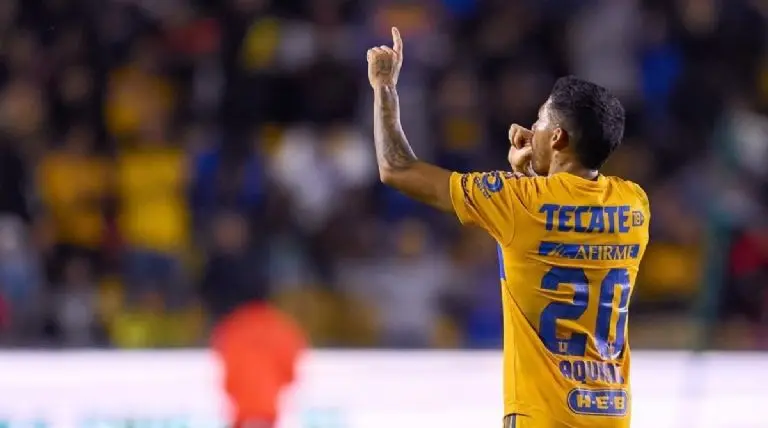 Javier Aquino celebra un gol con Tigres - @javieraquino7