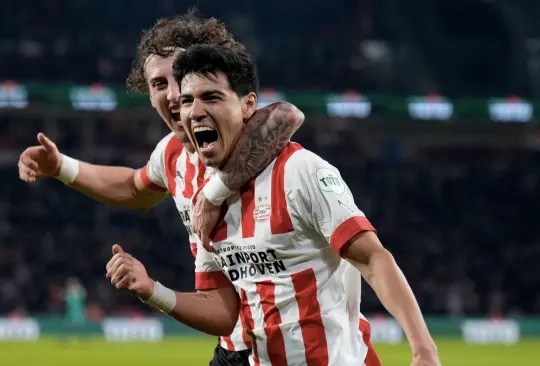 Erick Gutiérrez celebra su gol con el PSV en la Eredivisie.