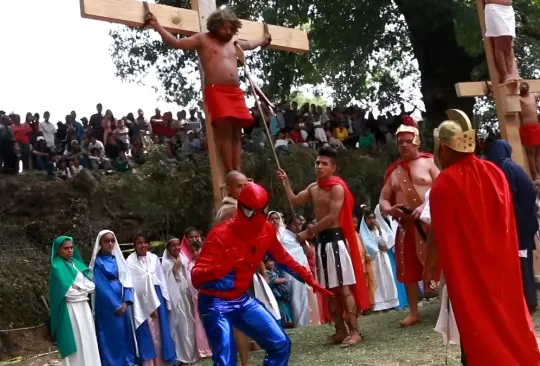 Spider-Man sorprendió en la representación de un Vía Crucis en México.