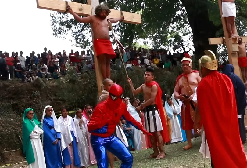 Spider-Man sorprendió en la representación de un Vía Crucis en México. Spider-Man sorprendió en la representación de un Vía Crucis en México.