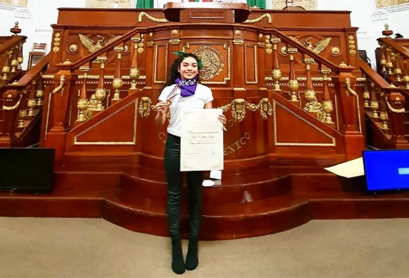 Teresa recibió una medalla por su mérito en la atención a atletas mujeres víctimas de acoso. Teresa recibió una medalla por su mérito en la atención a atletas mujeres víctimas de acoso.