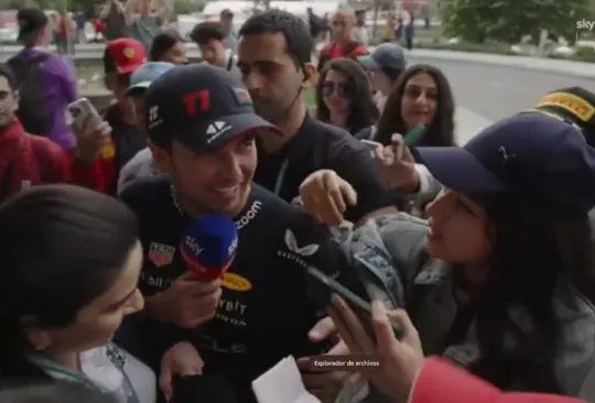 Checo Pérez vivió un divertido momento tras el GP de Azerbaiyán donde se lleva un micrófono de una televisora tras una entrevista.