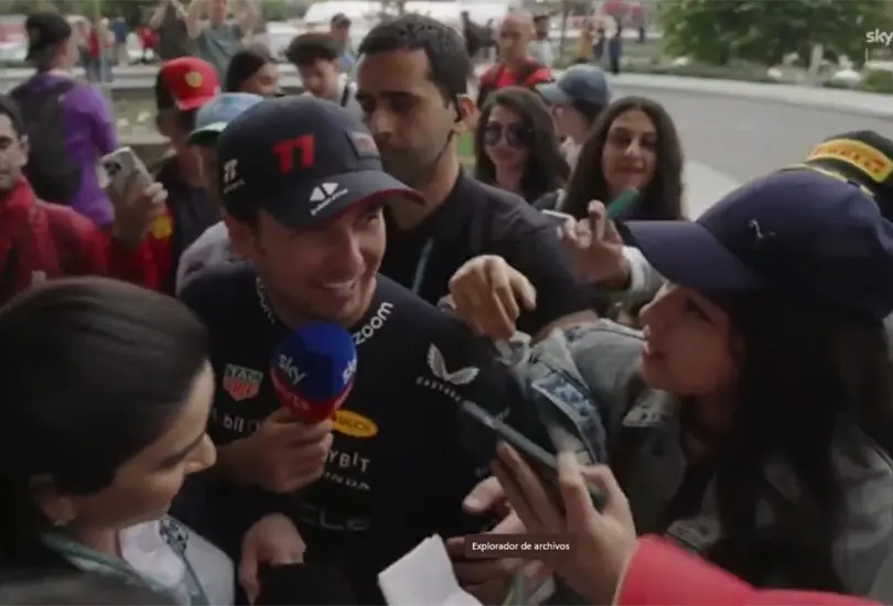 Checo P&eacute;rez vivi&oacute; un divertido momento tras el GP de Azerbaiy&aacute;n donde se lleva un micr&oacute;fono de una televisora tras una entrevista.
