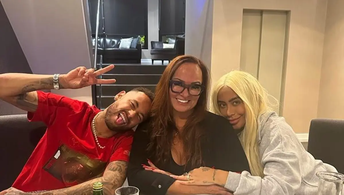 La madre de Neymar tambi&eacute;n se ha involucrado en la vida de su hijo y ha creado pol&eacute;mica por las decisiones que toma por &eacute;l, pero la m&aacute;s reciente involucra a la expareja de ella, Tiago Ramos. 