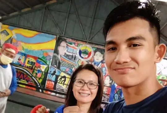 Un boxeador de Filipinas de 22 años de edad perdió la vida después de que ganó su última pelea por los golpes que recibió.