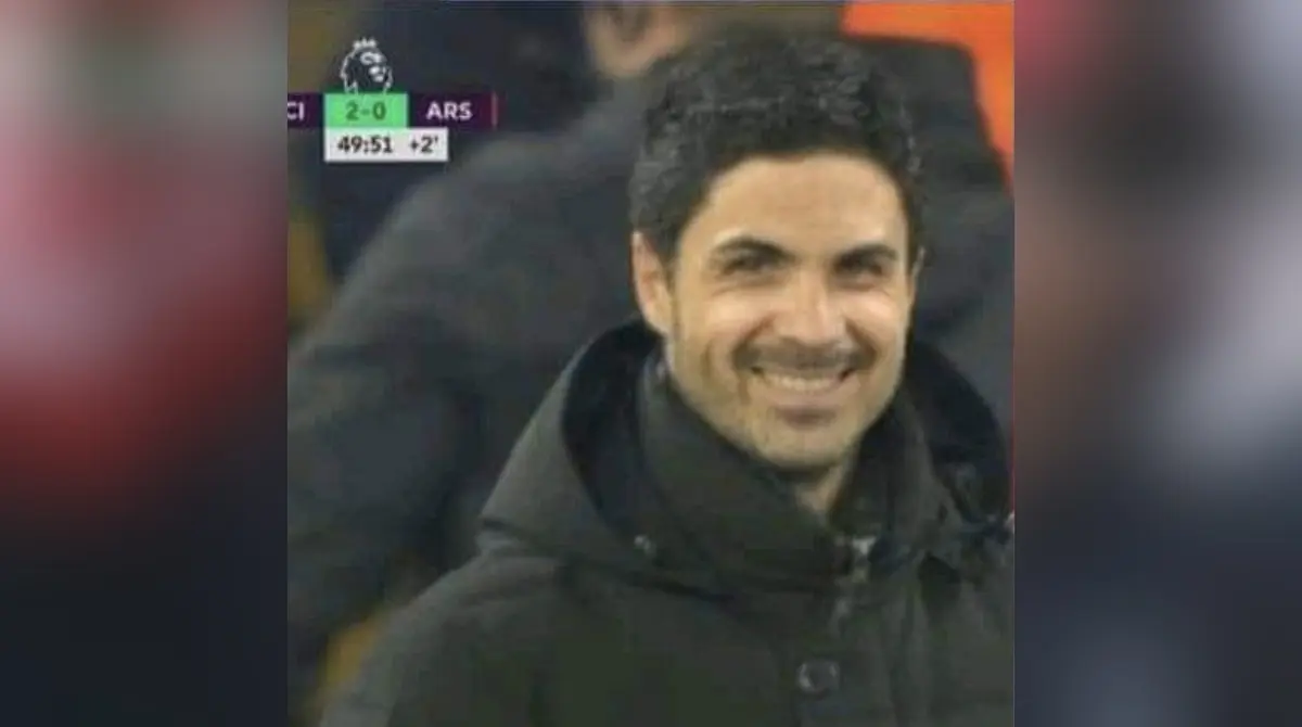 Mikel Arteta no tuvo de otra m&aacute;s que sonre&iacute;r para las c&aacute;maras cuando dej&oacute; escapar el liderato de la Premier League tras caer ante el Manchester City.
