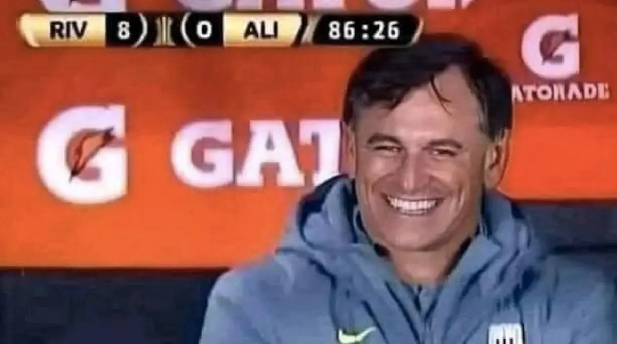 Carlos Bustos, entrenador de Alianza Lima de Per&uacute;, hizo lo propio cuando su equipo era derrotado 8-0 por River Plate en Copa Libertadores.