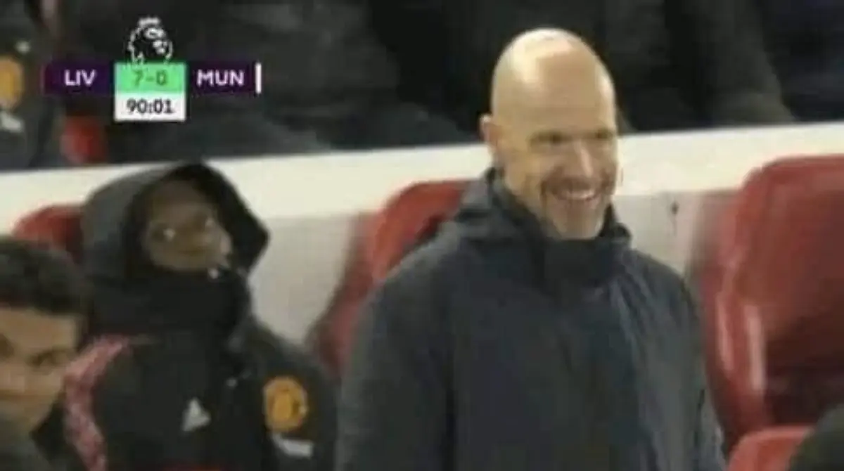 El neerland&eacute;s Erik ten Hag no perdi&oacute; la sonrisa en un partido de la Premier League donde el Liverpool se encarg&oacute; de derrotar escandalosamente 7-0 al Manchester United.