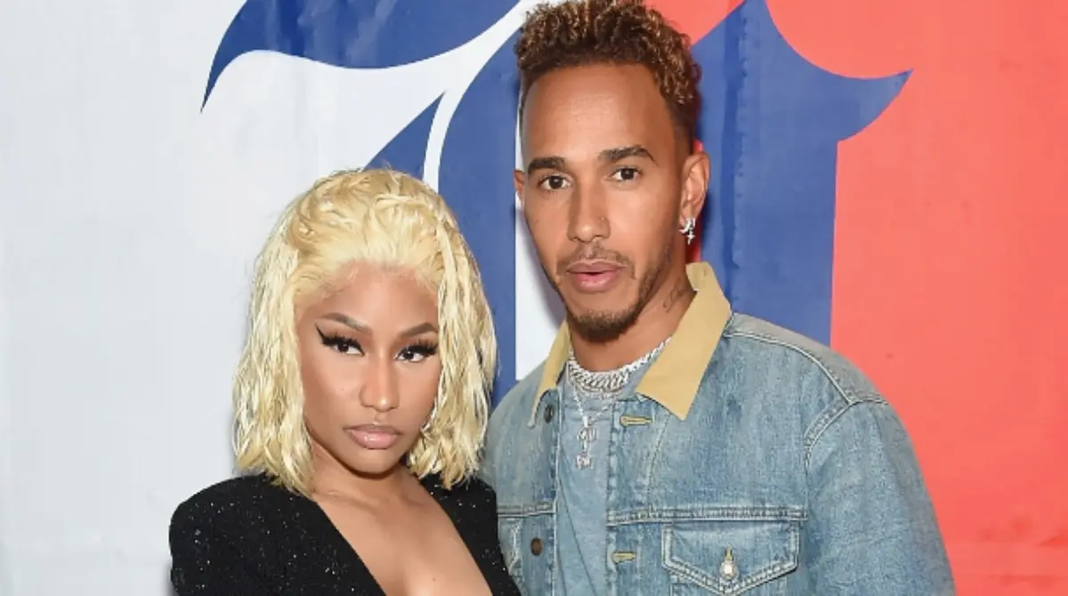 Luego de posar en varias alfombras rojas y en eventos de moda, se rumor&oacute; el inicio de la relaci&oacute;n entre Hamilton y la cantante Nicki Minaj, a lo que ella contest&oacute; que ya no pod&iacute;a posar con nadie porque empezaban los inventos.