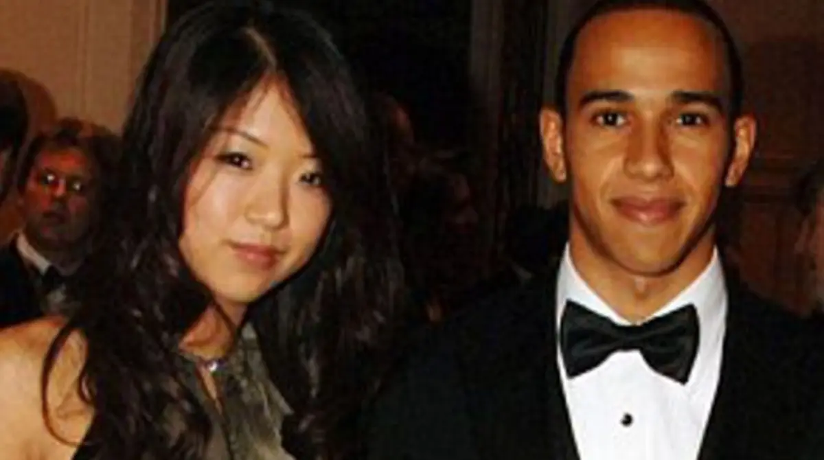 La primera pareja de la que se tuvo registro del piloto de la escuder&iacute;a Mercedes fue Jodie Mae, hija del empresario Ma Bo-kee, y con quien Hamilton estuvo mientras consegu&iacute;a sus primeros reflectores en el automovilismo; durante 2007.