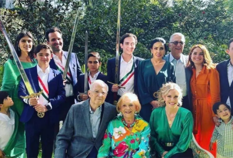 La familia Salinas ha implementado un ritual por muchas generaciones. La familia Salinas ha implementado un ritual por muchas generaciones.
