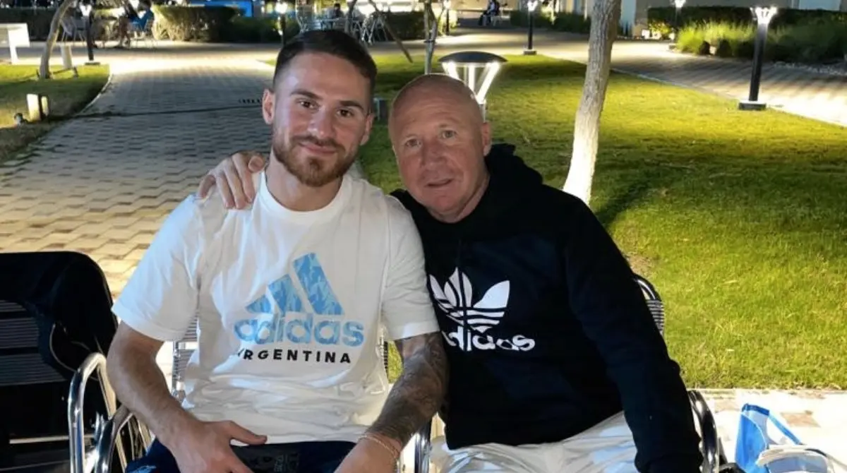 Carlos Mac Allister fue jugador durante 1992 y 1999 vistiendo la camiseta de Boca, Racing y Ferro Carril Oeste, jugando solo 3 juegos con Argentina y no ganar ning&uacute;n trofeo. Por otro lado, su hijo Alexis ha comenzado a erigirse como un atractivo de la 'Albiceleste', donde adem&aacute;s de jugar en Premier League ya se consagr&oacute; campe&oacute;n del mundo.
