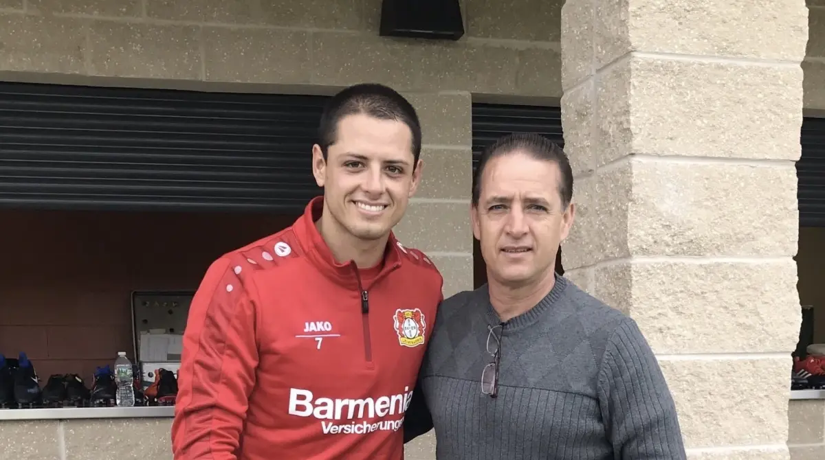 Javier Hern&aacute;ndez (padre) solo jug&oacute; 14 partidos con Selecci&oacute;n Mexicana adem&aacute;s de tener una carrera profesional en equipos como Tecos, Puebla, Atlas y Morelia. Su hijo, mejor conocido como 'Chicharito' ha tenido una carrera m&aacute;s laureada al jugar para equipos como Chivas, Manchester United, Real Madrid, Bayer Leverkusen y LA Galaxy, donde ha probado las mieles del &eacute;xito. Por si fuera poco, con Selecci&oacute;n Mexicana es el m&aacute;ximo anotador hist&oacute;rico con 52 goles.