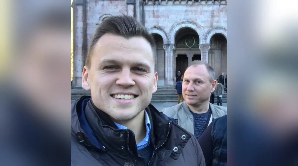 Den&iacute;s Ch&eacute;ryshev, uno de los futbolistas rusos m&aacute;s populares de la &uacute;ltima d&eacute;cada, super&oacute; en corto tiempo lo hecho por su padre, Dmitri Ch&eacute;ryshev, en el mundo del futbol. Mientras &eacute;l ha sido ganador en Espa&ntilde;a y a nivel continental con equipos como Real Madrid y Sevilla, su pap&aacute; solamente obtuvo un t&iacute;tulo en Rusia con el Dinamo Mosc&uacute;.