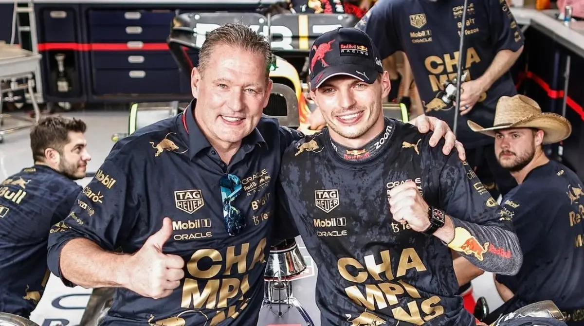 Con solo ser dos veces campe&oacute;n del mundo de la F&oacute;rmula 1 y estar llamado a ser el piloto del futuro, Max Verstappen ya super&oacute; lo hecho por su padre en el automovilismo. Jos Verstappen fue un ex-piloto que particip&oacute; en 107 GP de la categor&iacute;a, donde solo obtuvo 17 puntos a lo largo de su carrera. 