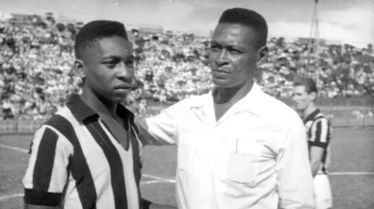 Pel&eacute; se convirti&oacute; en una creaci&oacute;n futbol&iacute;stica por parte de su padre, Dondinho, quien adem&aacute;s de jugar en equipos locales de Brasil extraoficialmente consigui&oacute; 883 goles en 775 partidos. 'O Rei' fue uno de sus mentores, consiguiendo convertirse en figura absoluta del deporte con todo y tres Mundiales en su carrera.