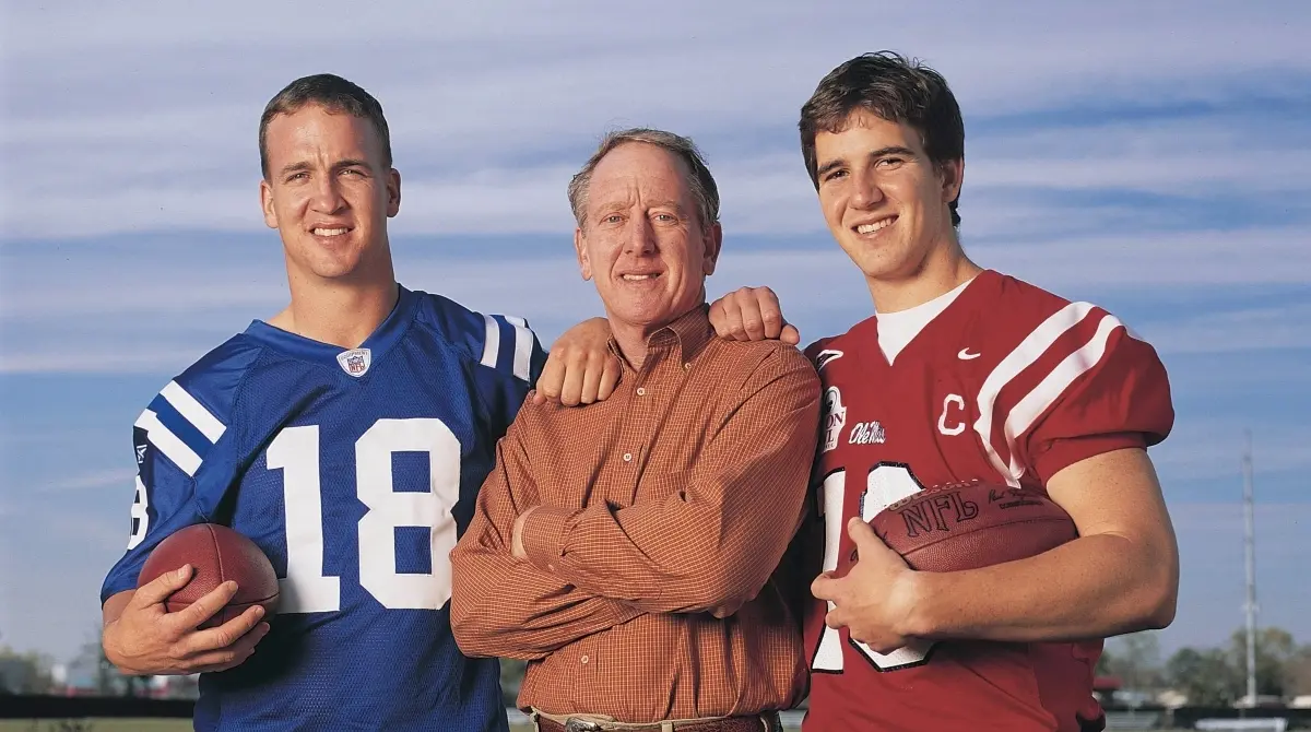 Archie, Peyton y Eli Manning son una dinast&iacute;a absoluta en el futbol americano; el padre (Archie) es parte del Sal&oacute;n de la Fama de la NFL, mientras que sus hijos (mariscales de campo) se han consagrado con el Super Bowl cada uno en dos ocasiones.