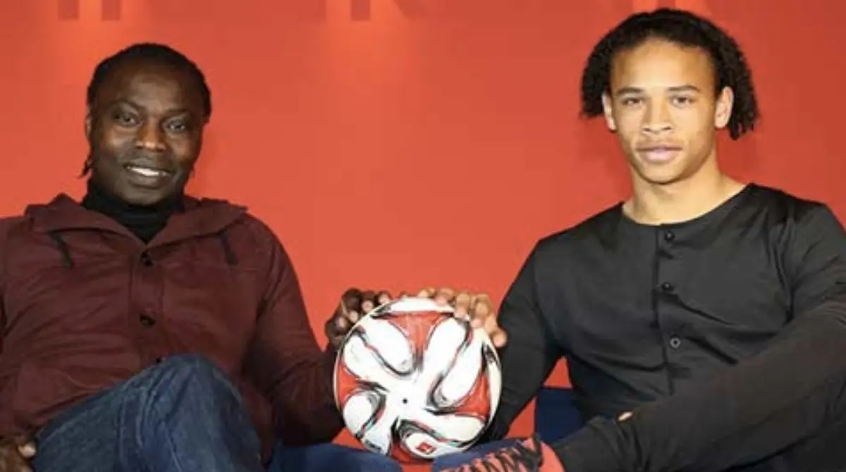 Souleyman San&eacute;, padre de Leroy, fue un futbolista senegal&eacute;s que &uacute;nicamente destac&oacute; por sus participaciones con su Selecci&oacute;n Nacional, adem&aacute;s de ser goleador en la Bundesliga 2 y Bundesliga Austria. Su hijo ha sido internacional con la Selecci&oacute;n de Alemania, adem&aacute;s de contar con t&iacute;tulos como Premier League, Mundial de Clubes, Bundesliga y Copas.