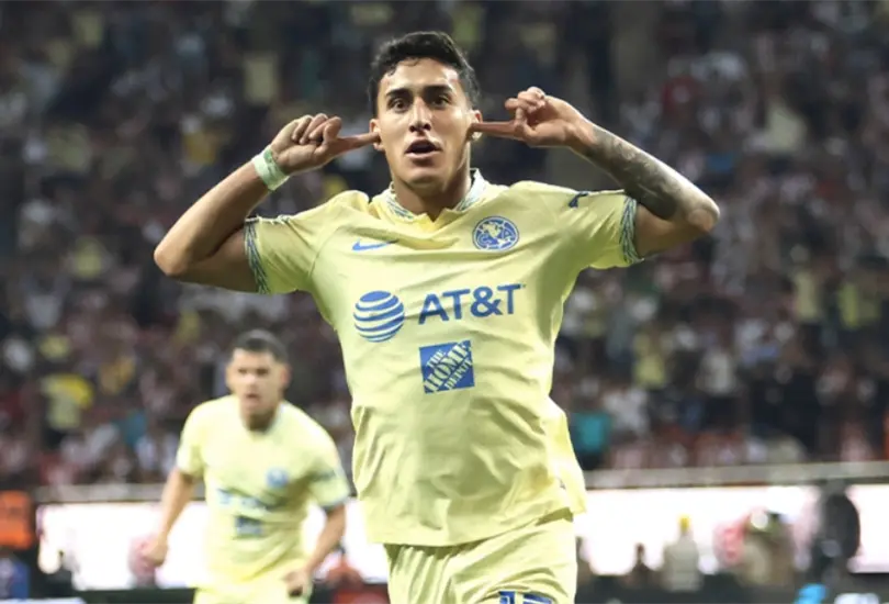 Alejandro Zendejas mand&oacute; a callar a la afici&oacute;n de Chivas en el Akron.