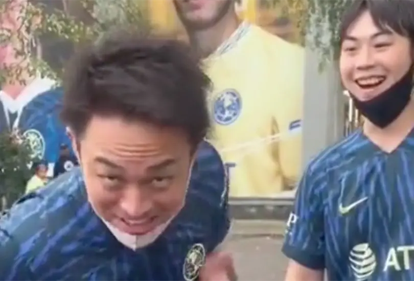 Aficionados asi&aacute;ticos del Am&eacute;rica aprenden pol&eacute;mico insulto contra Chivas.