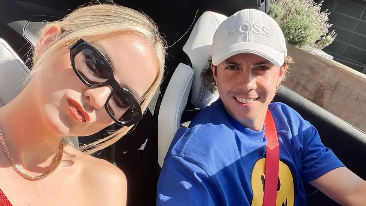 Varias fotos de su contenido es dentro de los lujosos autos del futbolista mexicano.